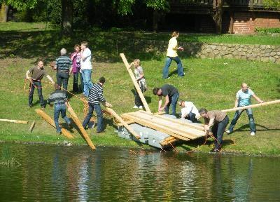 Floßbau Teambuilding